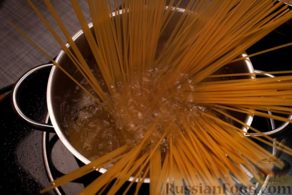 Спагетти с курицей и овощами в томатном соусе