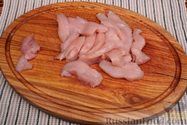 Спагетти с курицей и овощами в томатном соусе