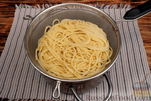 Спагетти с курицей и овощами в томатном соусе