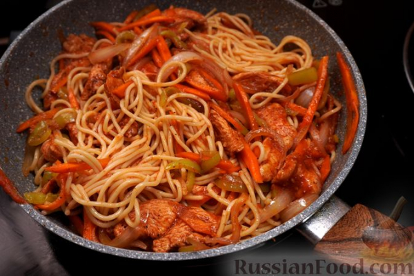 Спагетти с курицей и овощами в томатном соусе
