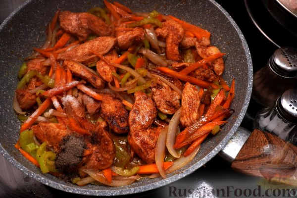 Спагетти с курицей и овощами в томатном соусе