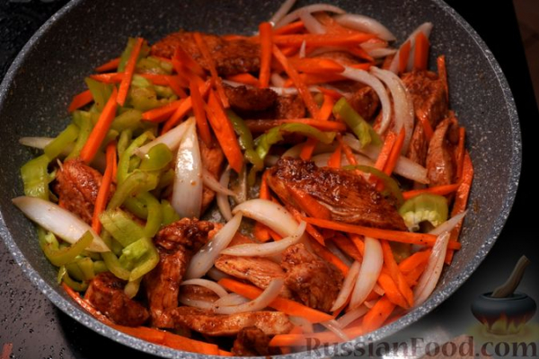 Спагетти с курицей и овощами в томатном соусе