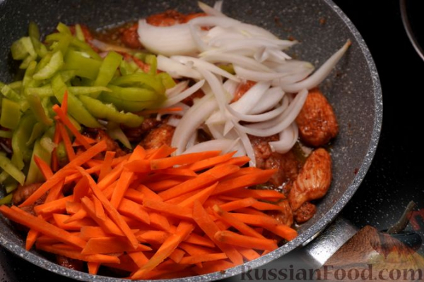 Спагетти с курицей и овощами в томатном соусе