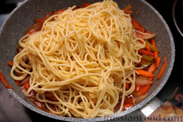 Спагетти с курицей и овощами в томатном соусе