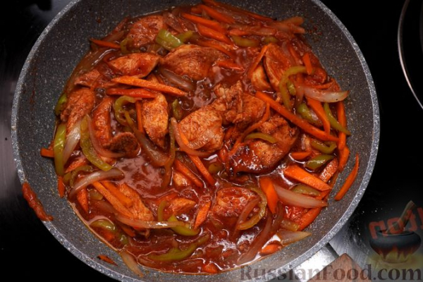 Спагетти с курицей и овощами в томатном соусе