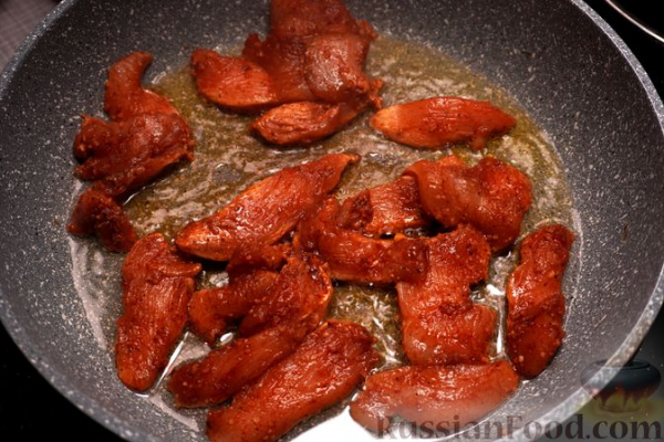 Спагетти с курицей и овощами в томатном соусе