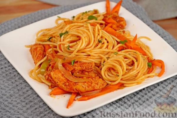 Спагетти с курицей и овощами в томатном соусе