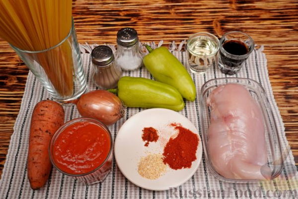 Спагетти с курицей и овощами в томатном соусе