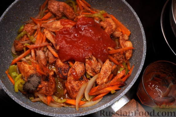 Спагетти с курицей и овощами в томатном соусе