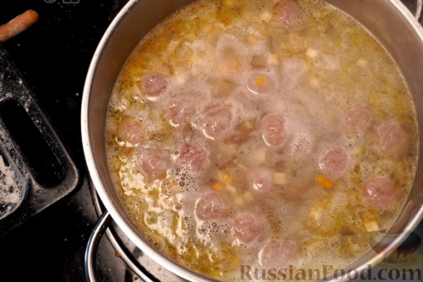 Суп с фрикадельками, рисом и йогуртовой заправкой (топчета)