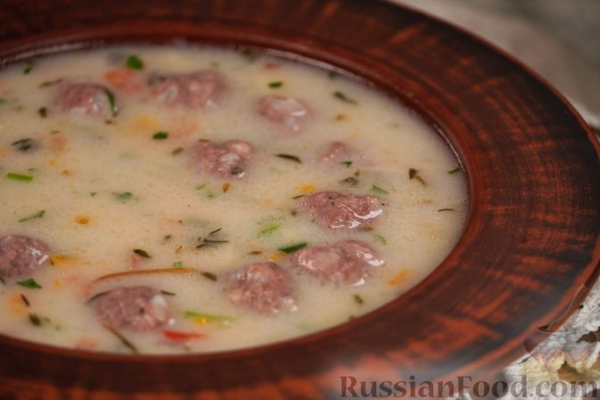 Суп с фрикадельками, рисом и йогуртовой заправкой (топчета)