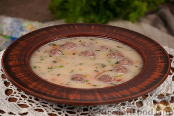 Суп с фрикадельками, рисом и йогуртовой заправкой (топчета)