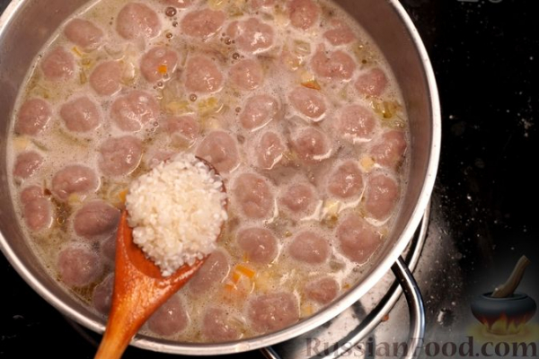 Суп с фрикадельками, рисом и йогуртовой заправкой (топчета)