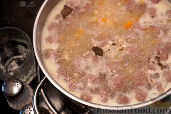 Суп с фрикадельками, рисом и йогуртовой заправкой (топчета)