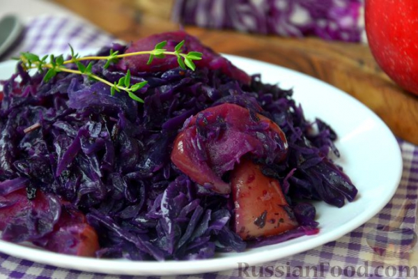 Тушёная краснокочанная капуста с яблоками