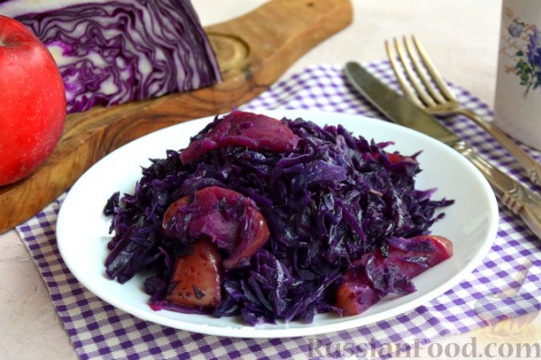 Тушёная краснокочанная капуста с яблоками