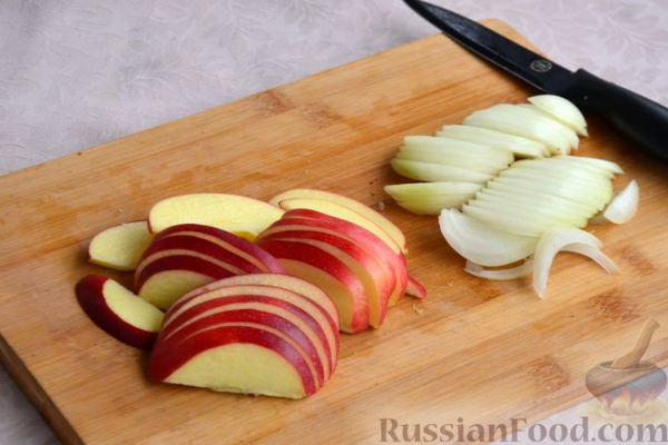Тушёная краснокочанная капуста с яблоками