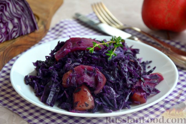 Тушёная краснокочанная капуста с яблоками