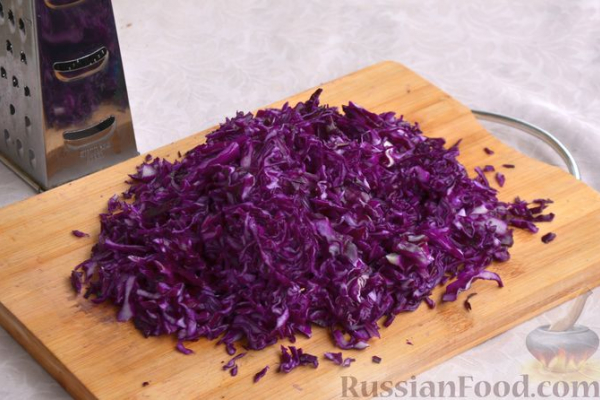 Тушёная краснокочанная капуста с яблоками
