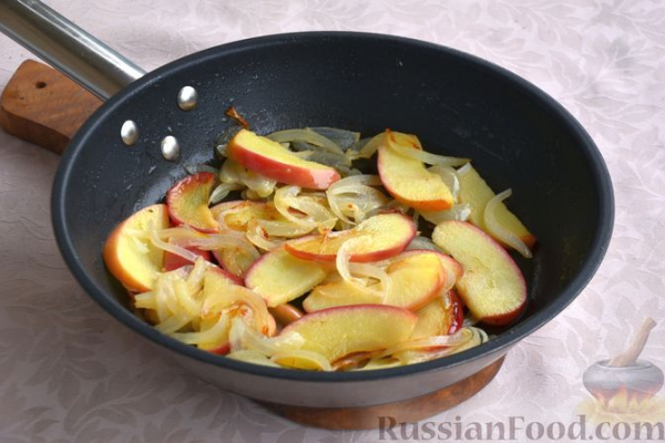 Тушёная краснокочанная капуста с яблоками