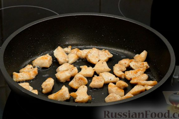Жареный сельдерей с рисом, курицей и душистым перцем