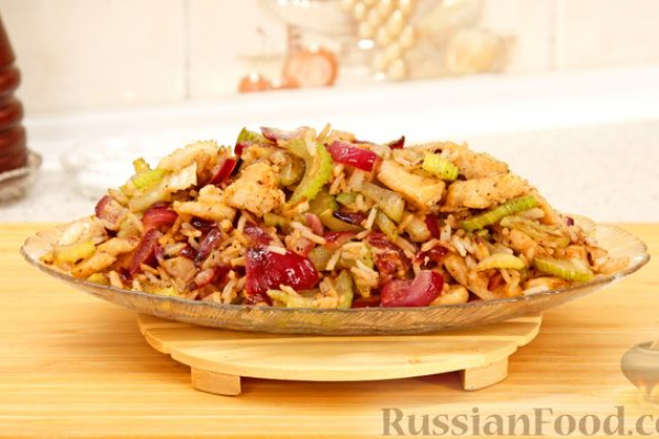 Жареный сельдерей с рисом, курицей и душистым перцем