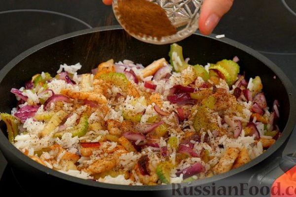 Жареный сельдерей с рисом, курицей и душистым перцем
