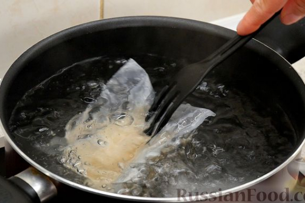 Жареный сельдерей с рисом, курицей и душистым перцем