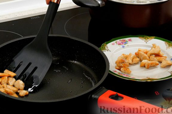 Жареный сельдерей с рисом, курицей и душистым перцем
