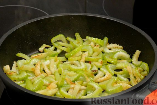 Жареный сельдерей с рисом, курицей и душистым перцем