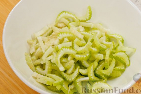 Жареный сельдерей с рисом, курицей и душистым перцем