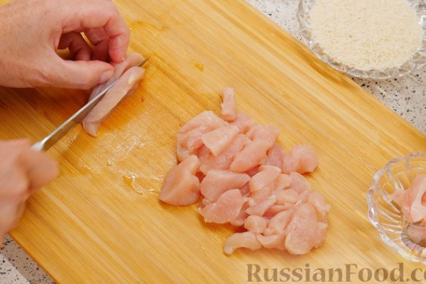 Жареный сельдерей с рисом, курицей и душистым перцем