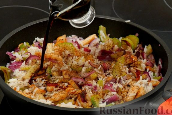 Жареный сельдерей с рисом, курицей и душистым перцем