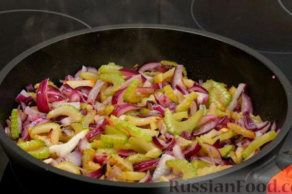 Жареный сельдерей с рисом, курицей и душистым перцем