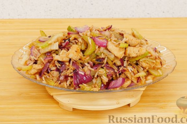 Жареный сельдерей с рисом, курицей и душистым перцем