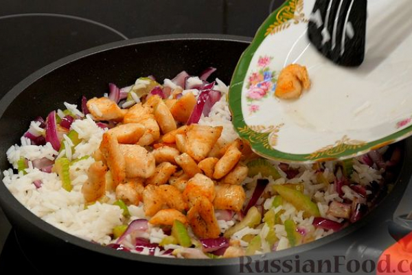 Жареный сельдерей с рисом, курицей и душистым перцем