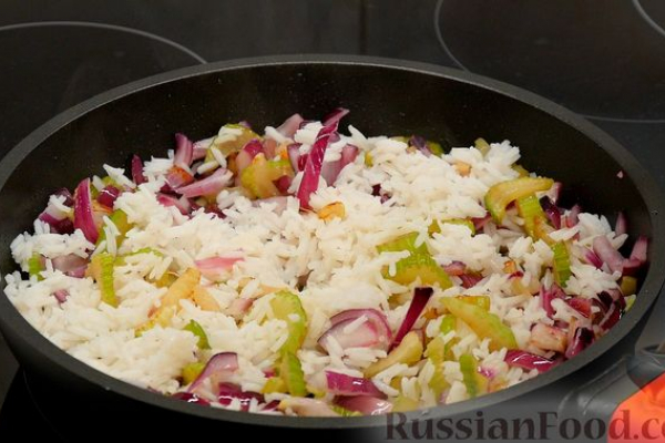 Жареный сельдерей с рисом, курицей и душистым перцем