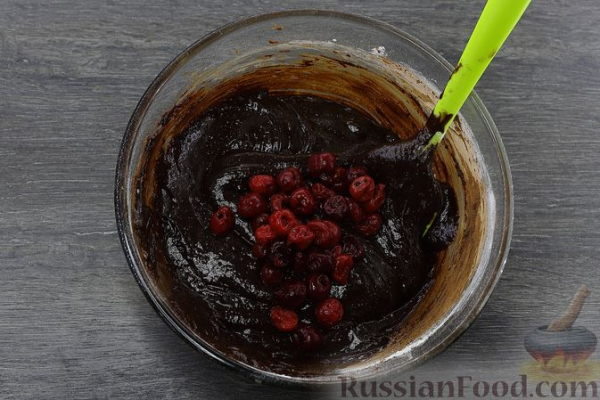 Брауни с консервированной вишней