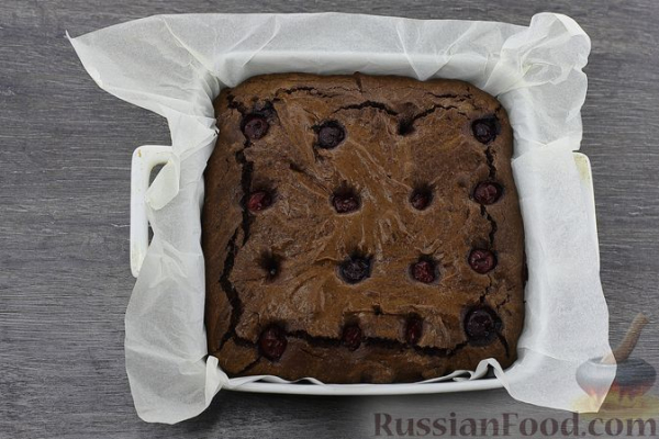 Брауни с консервированной вишней