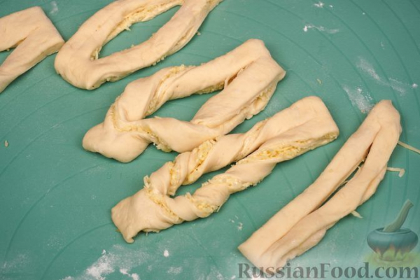 Булочки с сыром, из дрожжевого теста на молоке