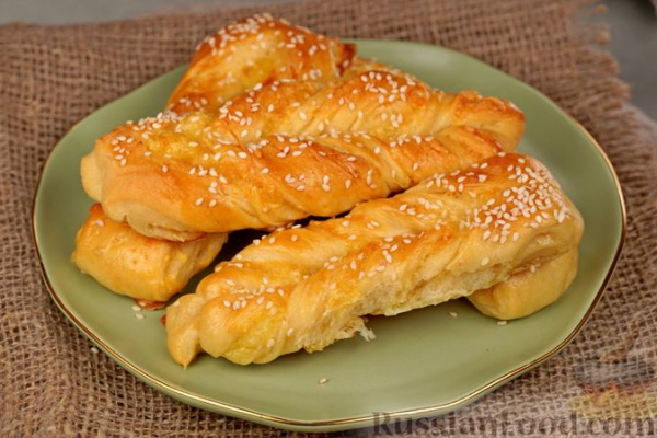 Булочки с сыром, из дрожжевого теста на молоке