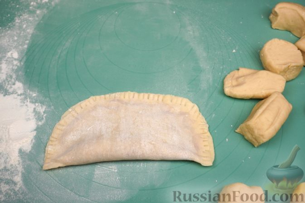 Чебуреки со свиным фаршем (в духовке)