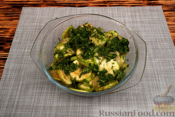 Дрожжевой пирог с кабачками, сыром и ветчиной