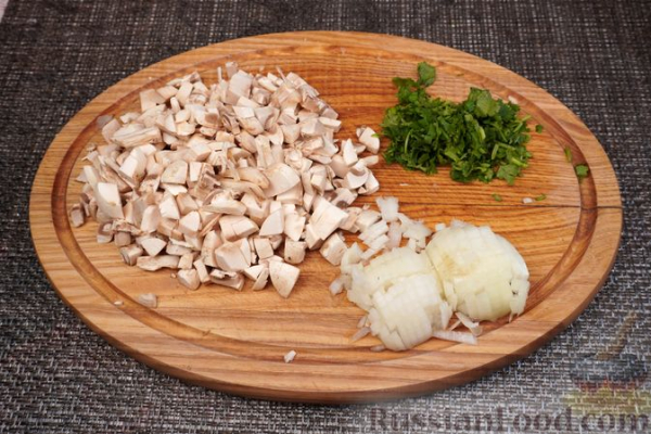 Дрожжевые бублики с куриным фаршем и грибами