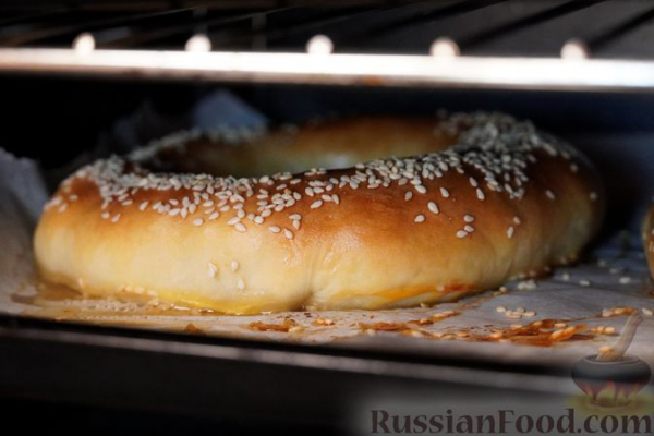 Дрожжевые бублики с куриным фаршем и грибами