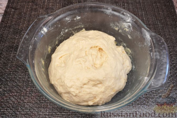 Дрожжевые бублики с куриным фаршем и грибами