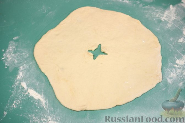 Дрожжевые бублики с куриным фаршем и грибами