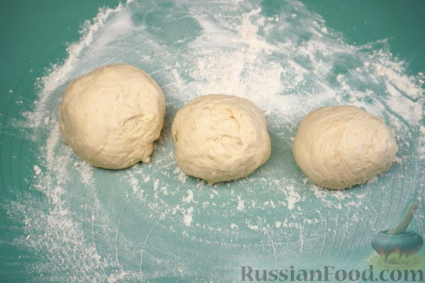 Дрожжевые бублики с куриным фаршем и грибами