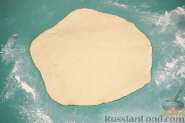 Дрожжевые бублики с куриным фаршем и грибами