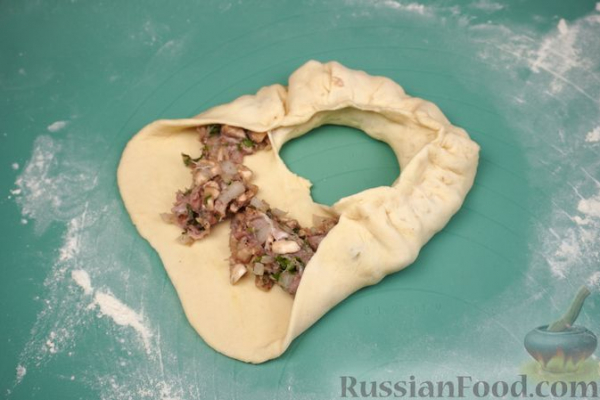 Дрожжевые бублики с куриным фаршем и грибами